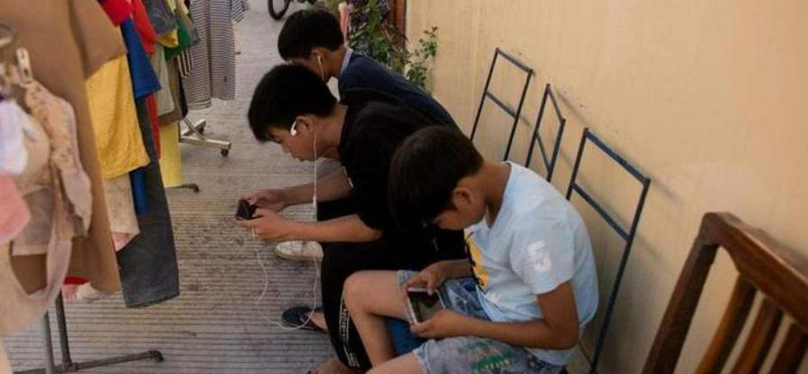 孩子沉迷手机怎么办？电子设备使用规则这样制定最有效